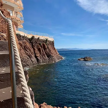 Cap Neree Petit Coin De Paradis Pieds Dans L Eau Saint-Raphaël