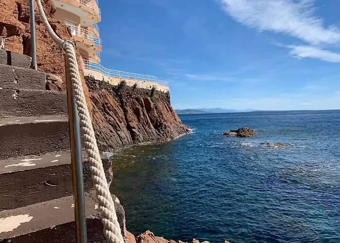 Cap Neree Petit Coin De Paradis Pieds Dans L Eau Saint-Raphaël