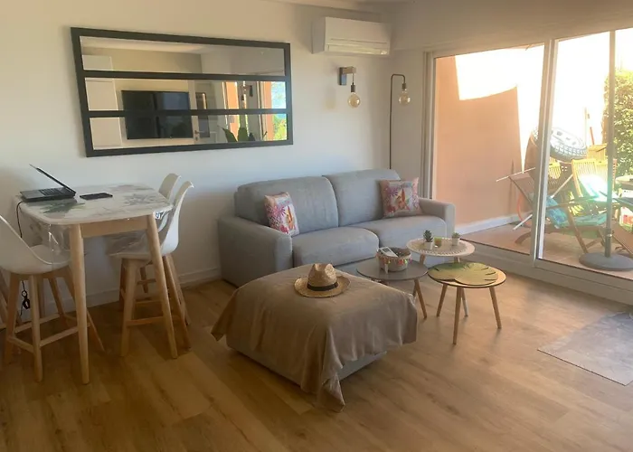 Cap Neree Petit Coin De Paradis Pieds Dans L Eau * Saint-Raphaël