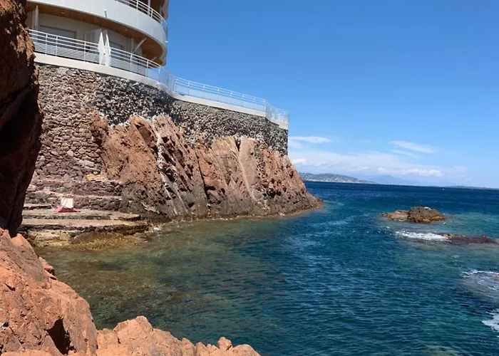 Cap Neree Petit Coin De Paradis Pieds Dans L Eau * Saint-Raphaël